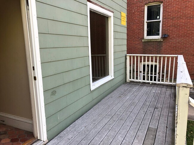 Building Photo - 614 S Clinton St