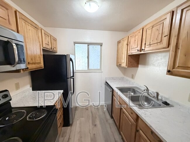 Building Photo - 3150 Lakeside Dr