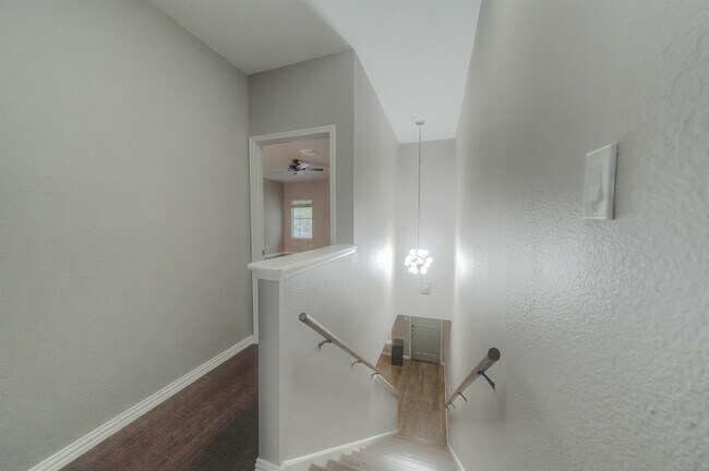 Building Photo - 17583 Red Oak Dr