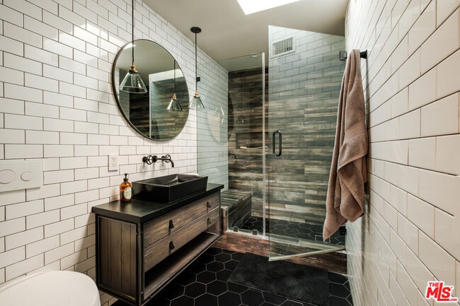 Building Photo - 18875 Pasadero Dr