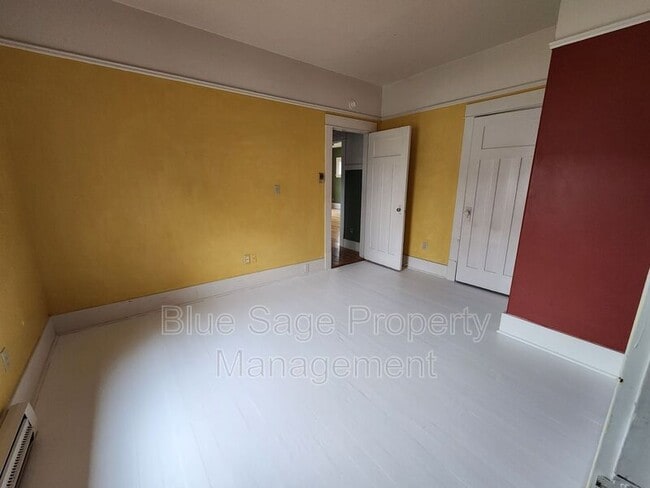 Building Photo - 137 W 13th St