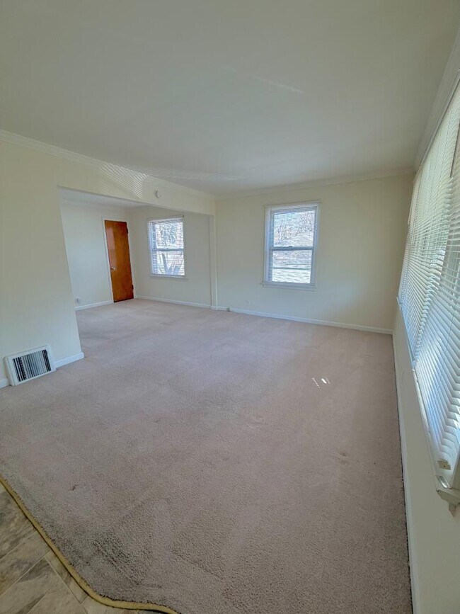 Building Photo - 1215 Bliss Dr