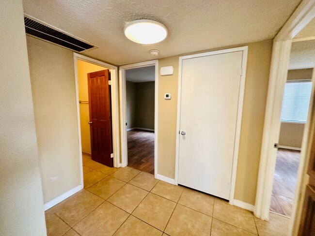 Building Photo - Downstairs 2-Bedroom Condo in Central Las ...