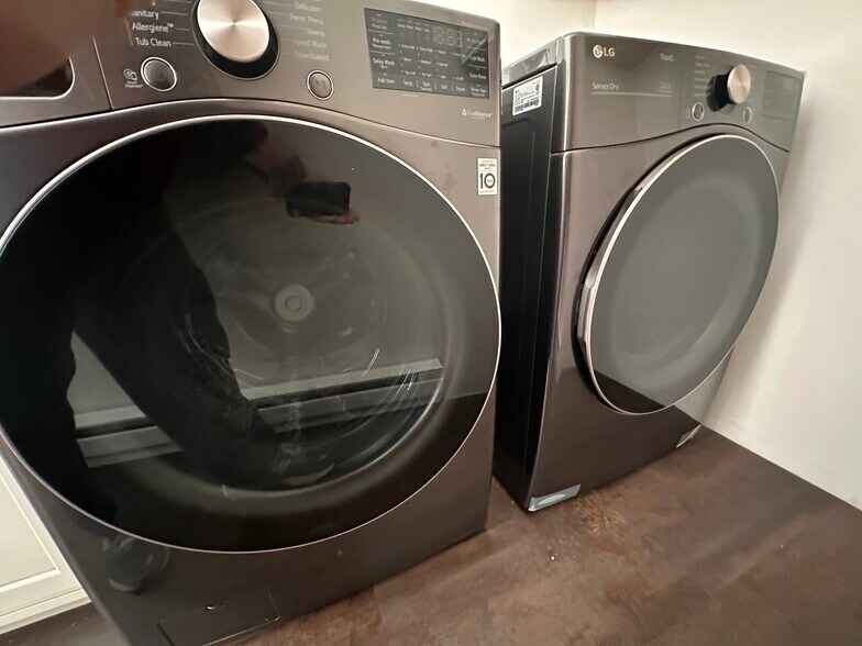 Building Photo - 25 Dustin St