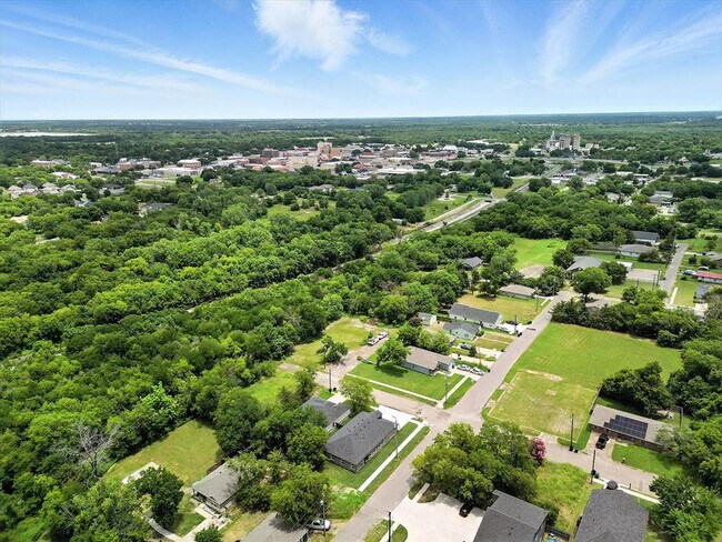 Building Photo - 3206 Sayle St