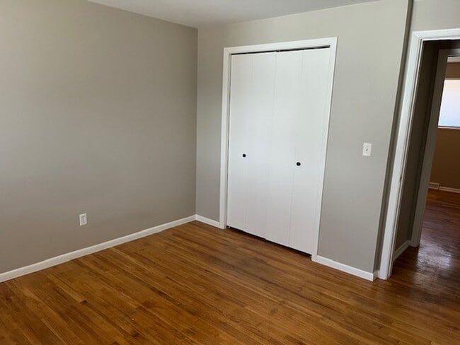 Building Photo - Lovely 5-bedroom, 2-1/2 bath home.  Centrally-located in Longmont with convenient access to shopp...