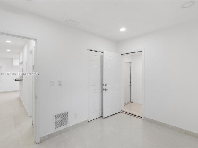 Building Photo - 4331 SW 31st Dr