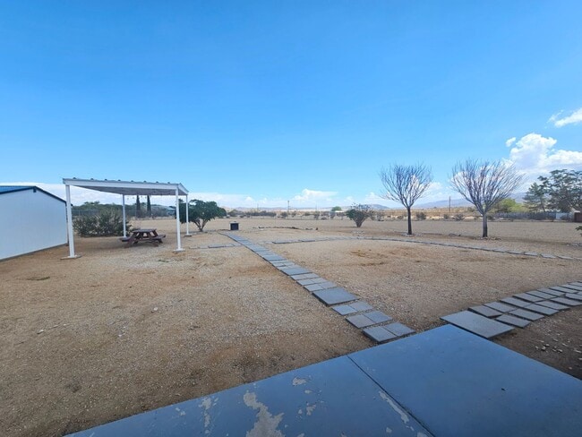 Building Photo - 2 bed 1 bath home + bonus room near Joshua...