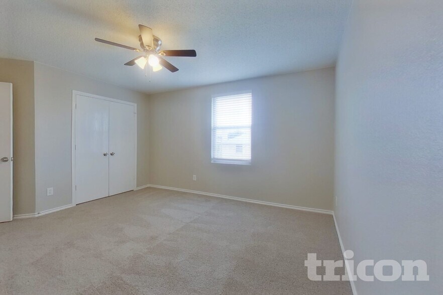 Building Photo - 2029 W Grove Ln