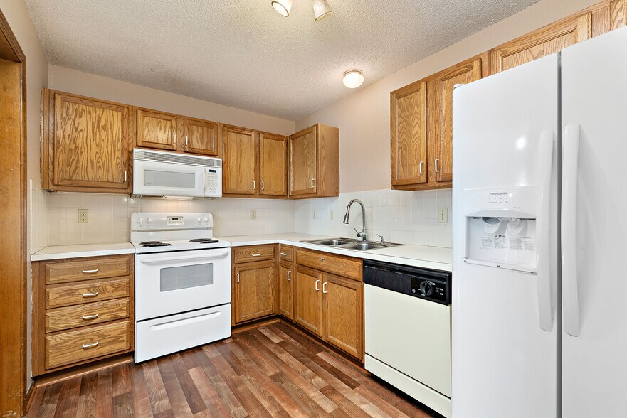 Building Photo - 937 Goldfinch Ln
