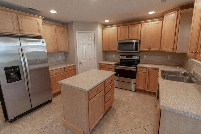 Building Photo - 6900 Madison Creek Dr