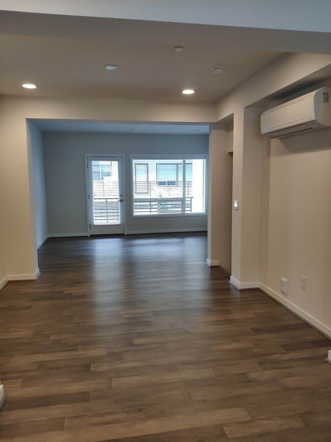 Building Photo - 3 bd 3 bath townhome Issaquah highlands