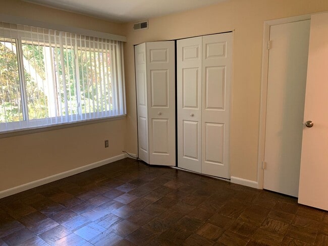 Building Photo - Moon Township - 2 Bedroom, 1.5 Bath Townho...