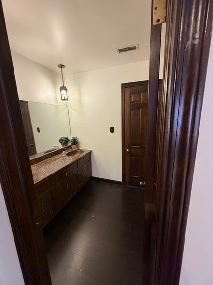 Building Photo - 123 Private Dr