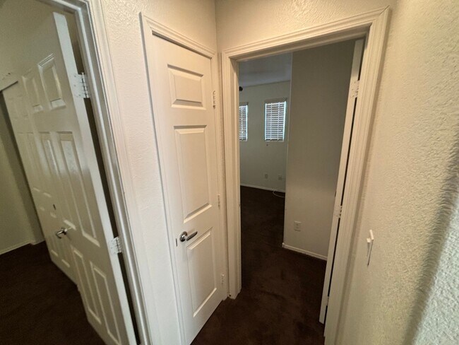 Building Photo - Gorgeous 3bed/1bath home!