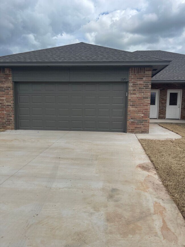 Building Photo - 3 bedroom 2 bath duplex in Newcastle