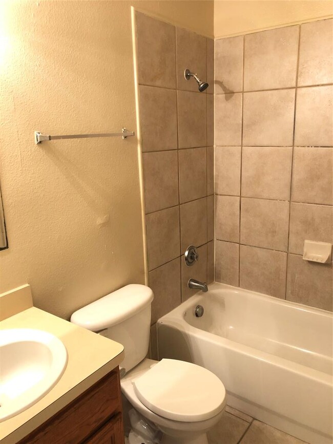 Building Photo - 7300 Twin Crest Dr
