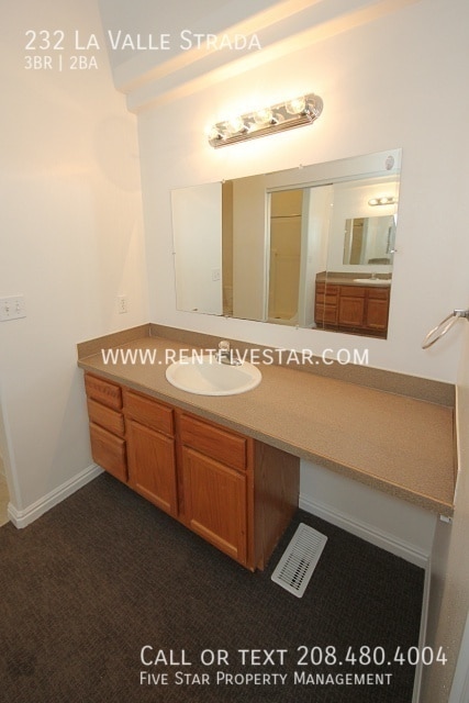 Building Photo - 232 La Valle Strada