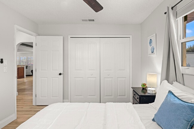 Building Photo - 762 SE River Ln