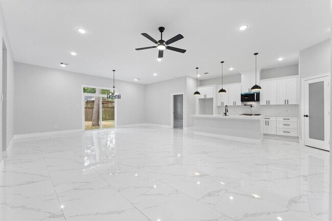 Building Photo - 327 Paradise Ln