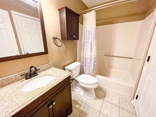 Building Photo - 1559 Summerhill Dr