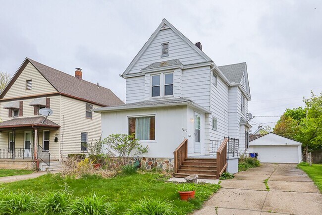 Primary Photo - Spacious 3 bedroom/1 bath Single house! Ga...