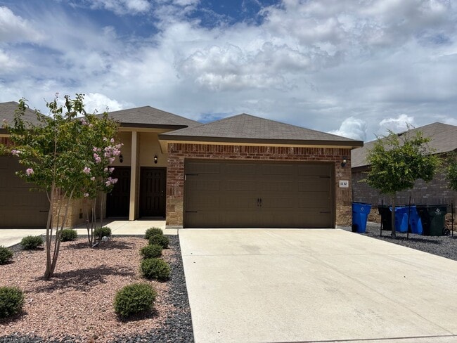 Building Photo - Luxury Duplex in Seguin with 3-bed, 2-bath...