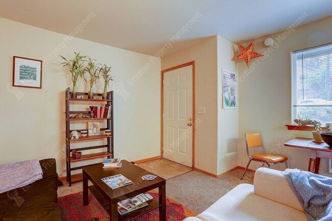 Building Photo - Bright corner 2 BR unit in amazing westsid...