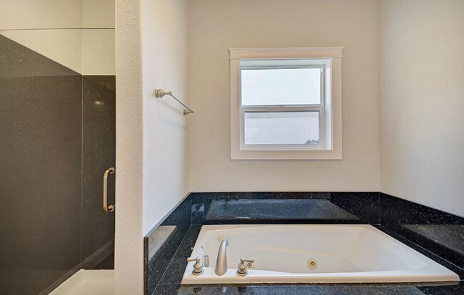 Building Photo - This Gorgeous Townhome has 3 Bedrooms, 3 1...