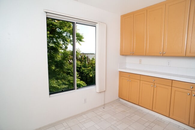 Building Photo - 15766 Midwood Dr