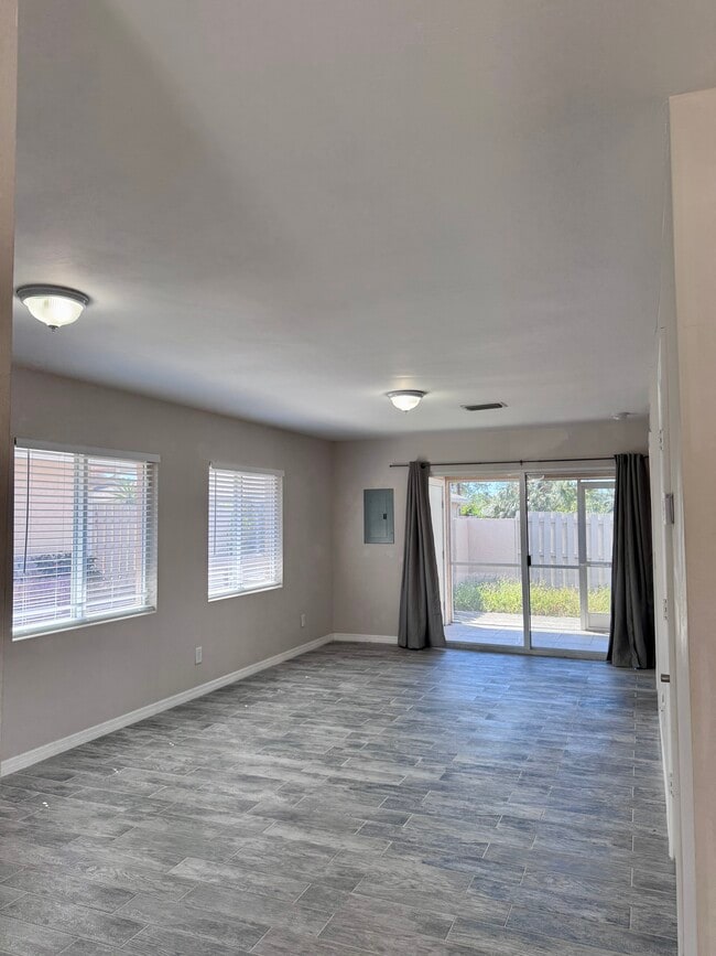 Building Photo - 27600 S View Dr
