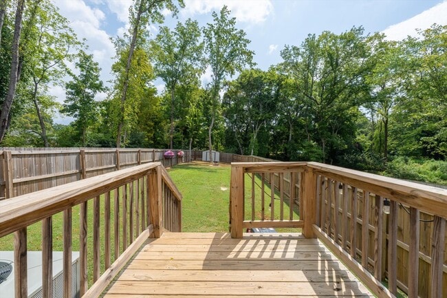 Building Photo - 925 Oak Ln