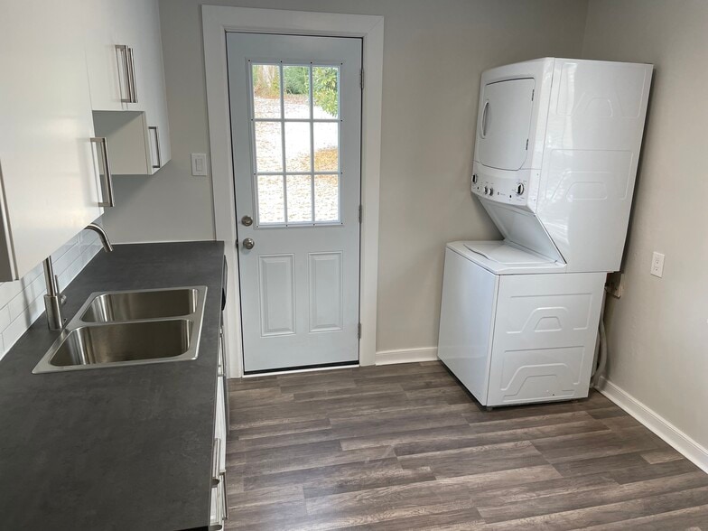 Kitchen - 6630 Fitzhugh Ave