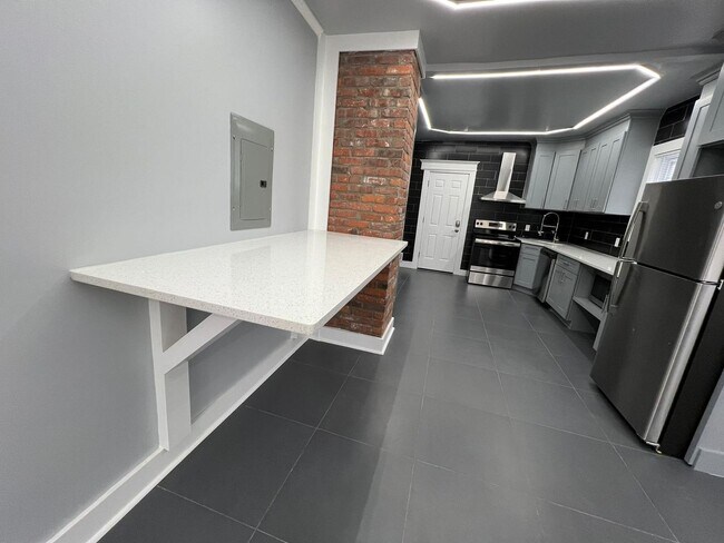 Building Photo - 423 Shelton Ave