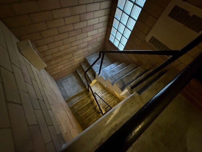 Building Photo - Turnkey Top-Floor Living in Gated Community Near City Park, Dining & Hospitals