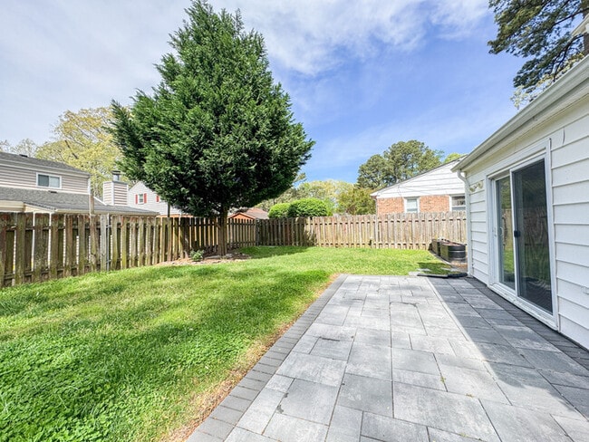 Building Photo - COME MEET YOUR NEW HOME IN KINGS GRANT!