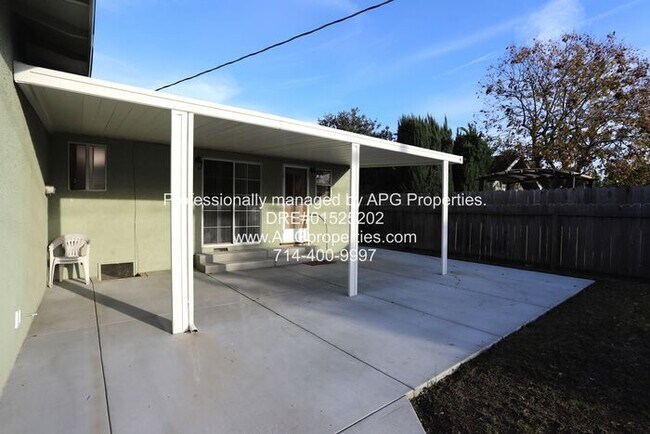 Building Photo - Newly renovated 3 bedroom / 2 bathroom hou...