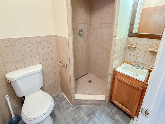Building Photo - Quaint Furnished Affordable Studio in Town...