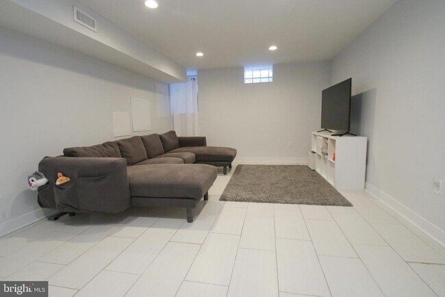 Building Photo - 703 S 17th St