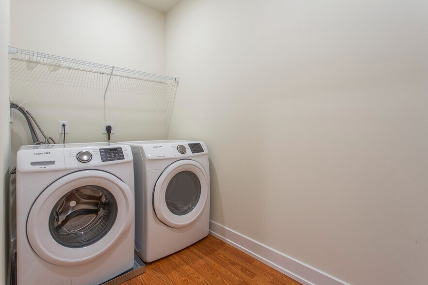 Building Photo - 1405 N Sydenham St