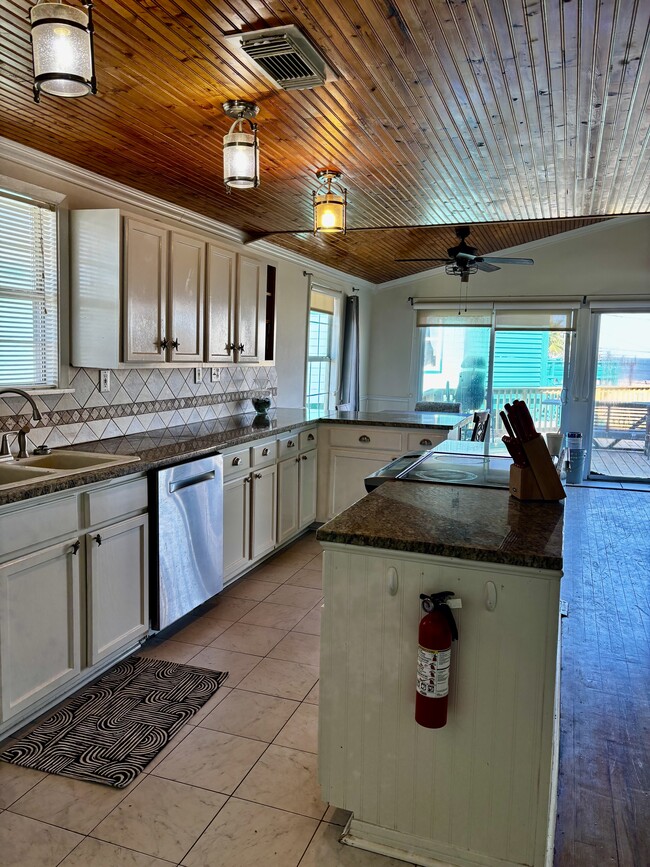 Building Photo - 611 Seashell Dr