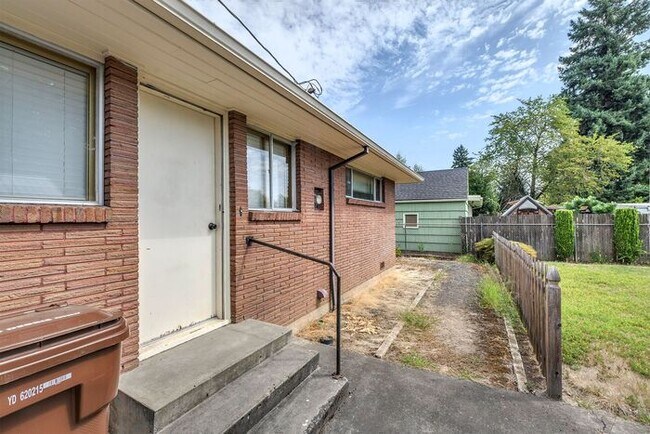 Building Photo - 3 Bedroom Single Level