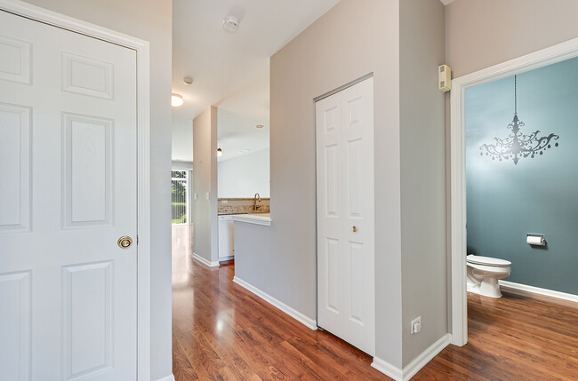 Building Photo - 913 Genesee Dr