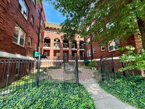 Building Photo - 116 E Chestnut St