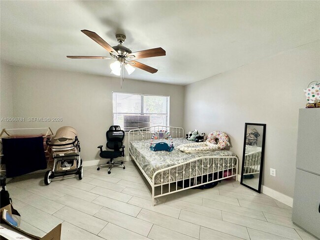 Building Photo - 9427 Fontainebleau Blvd