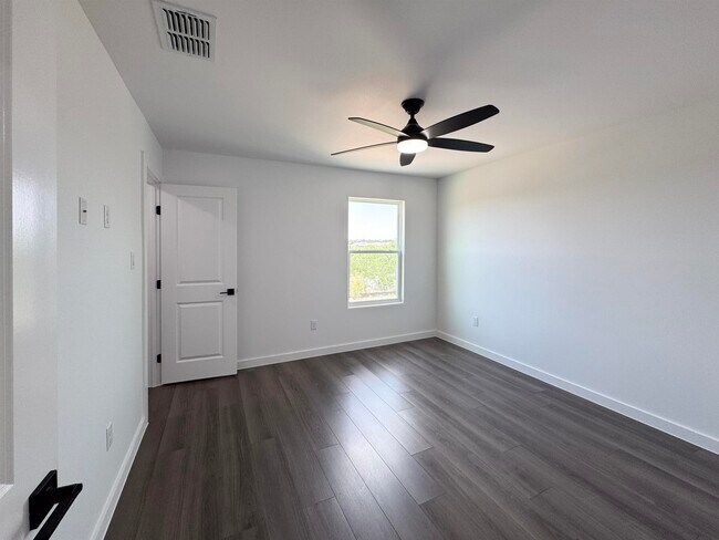 Building Photo - 530 Silvana Dr