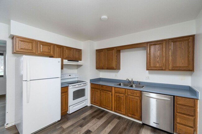 Building Photo - 833 Ponderosa Dr