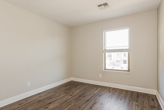 Building Photo - 9582 N 81st Dr