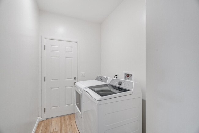 Building Photo - 5 Bedroom house with view