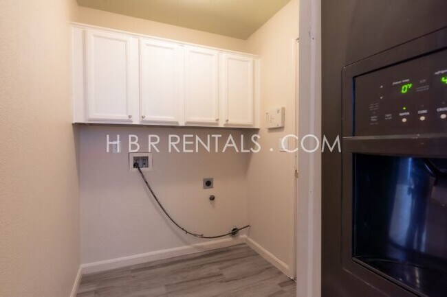 Building Photo - Charming 3-Bedroom & Spacious 2400 Sq. Ft. Layout in Tracy's Serene Sagewood Neighborhood!